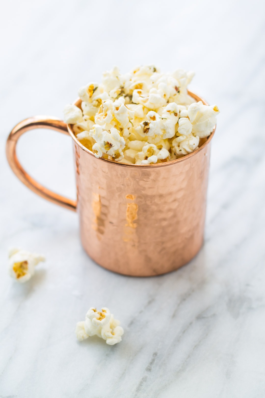 Low FODMAP Pizza Popcorn in a copper mug