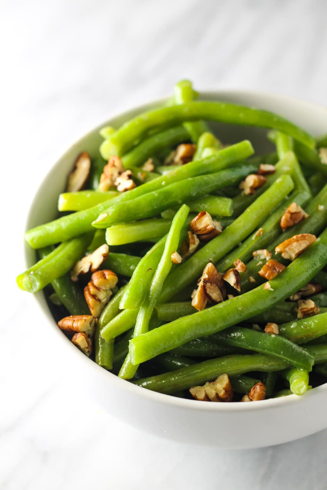 Bowl of low FODMAP green beans with pecans