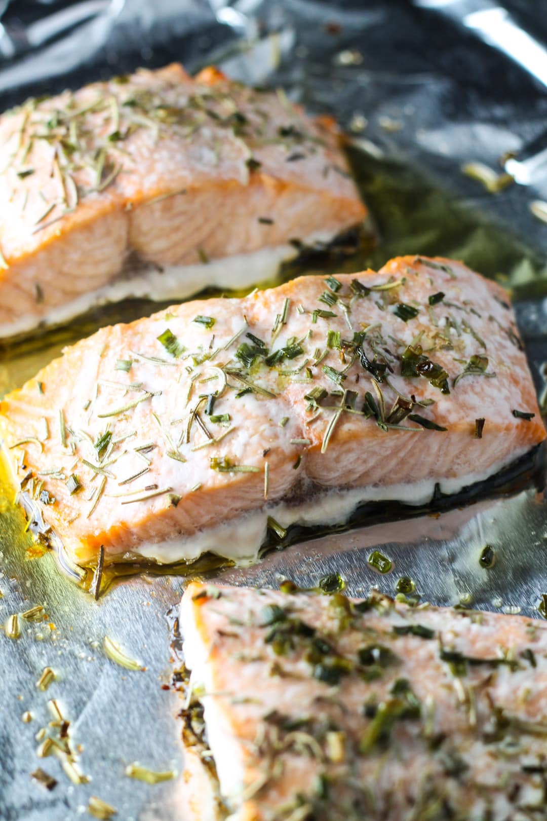 Low FODMAP Salmon with Rosemary and Chives