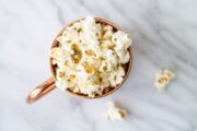 Mug of low FODMAP pizza popcorn