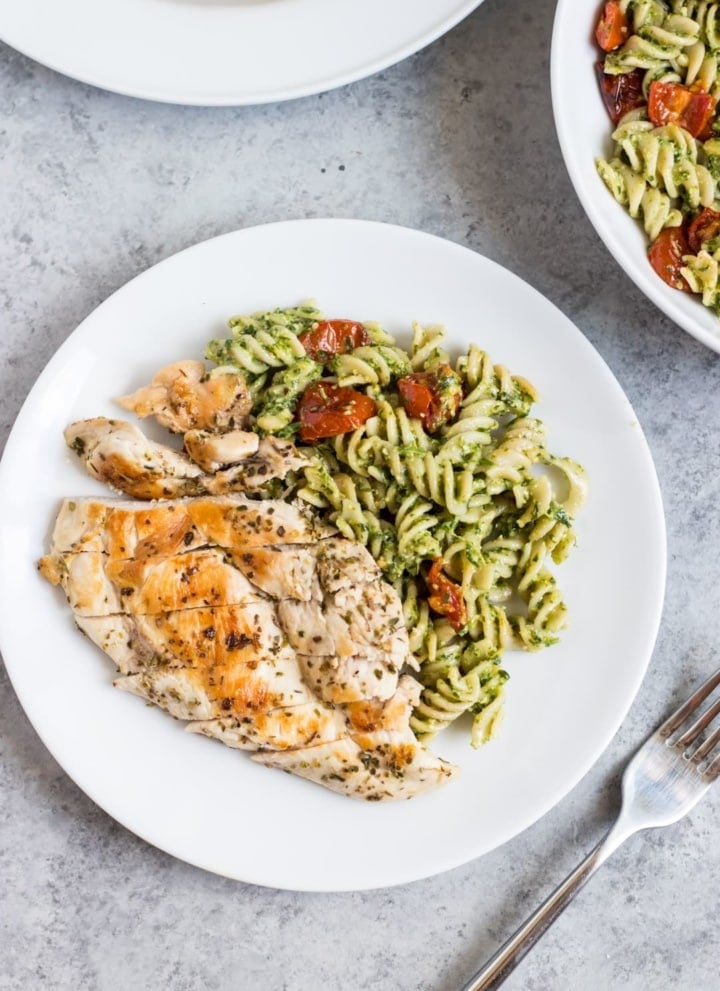 Low FODMAP Pesto Pasta with Grilled Chicken and Roasted Tomatoes
