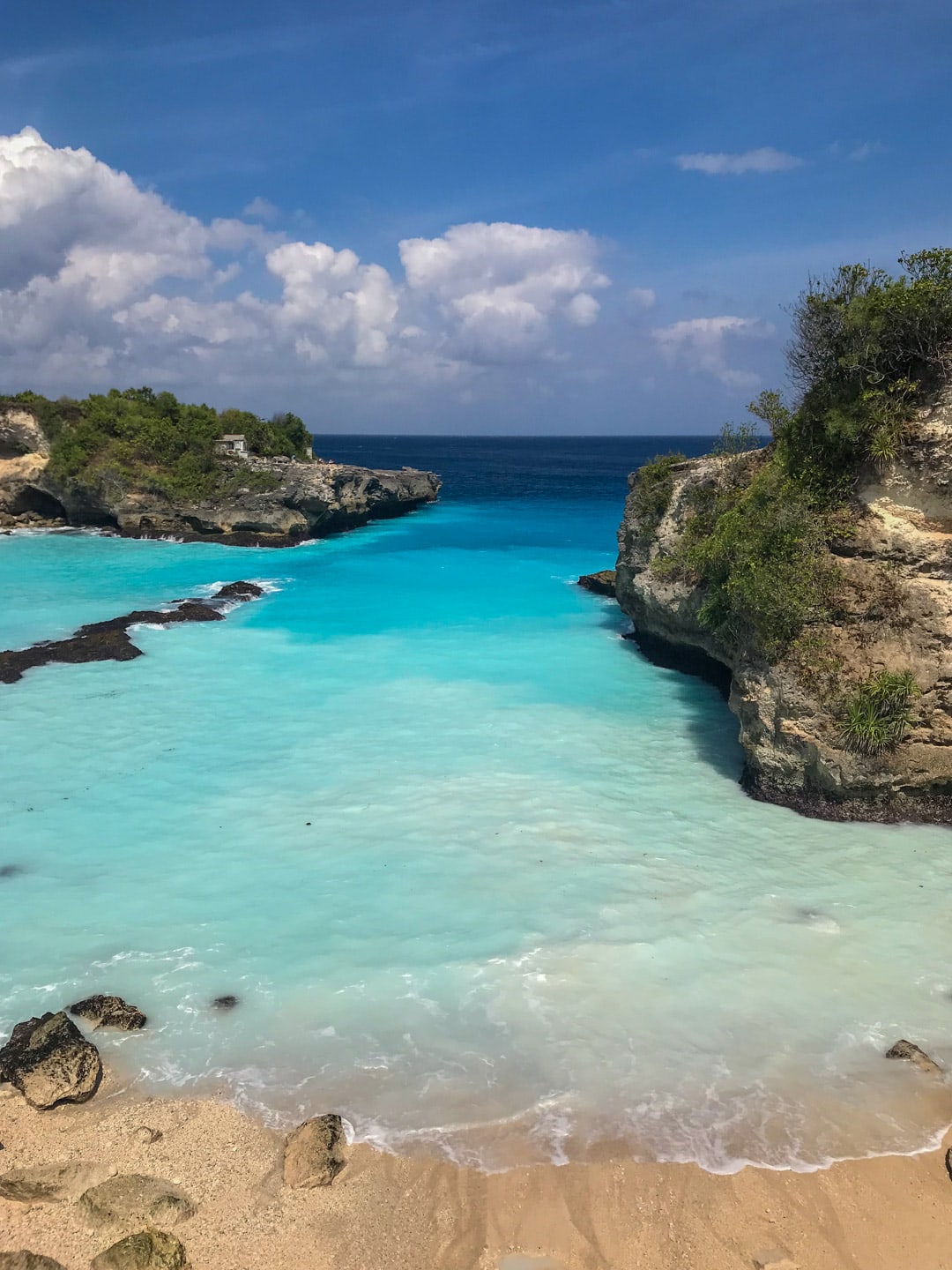 A bright blue lagoon in Ceningan near Lembongan