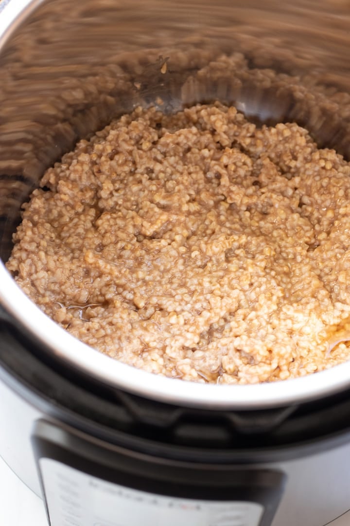 An instant pot filled with low FODMAP steel cut oats