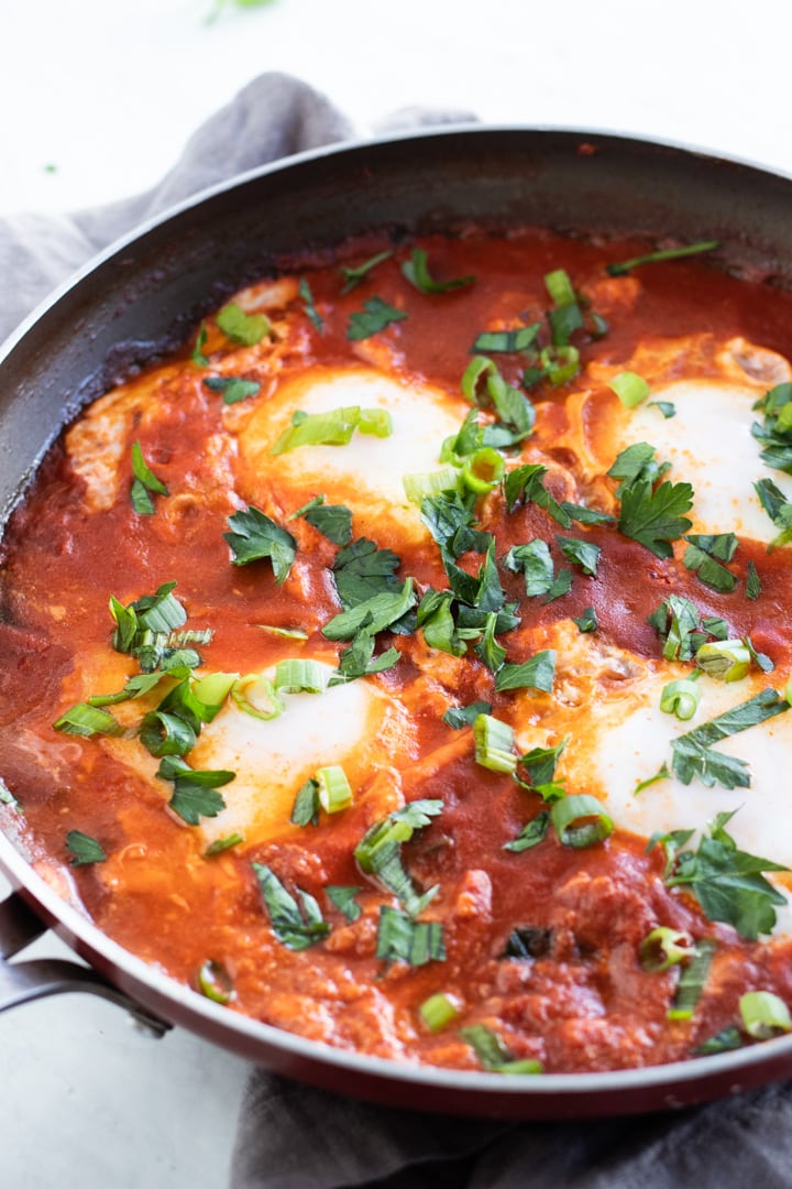 A skillet filled with low FODMAP shakshuka
